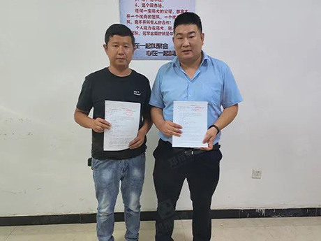鄭州草莓视频官网與新疆客（kè）戶簽訂輪胎式建築垃圾破碎篩（shāi）分一體車