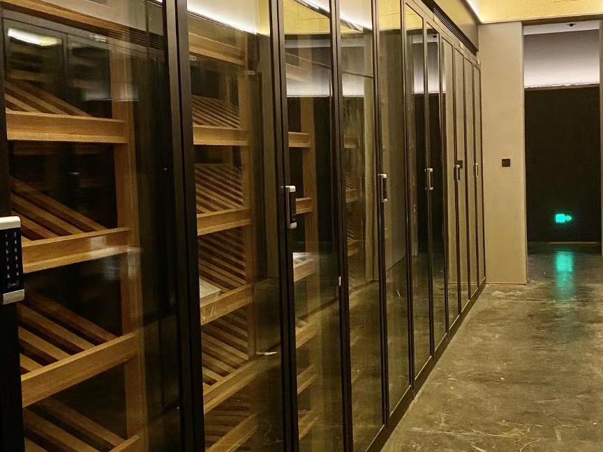 鈦金（jīn）色不鏽鋼酒櫃