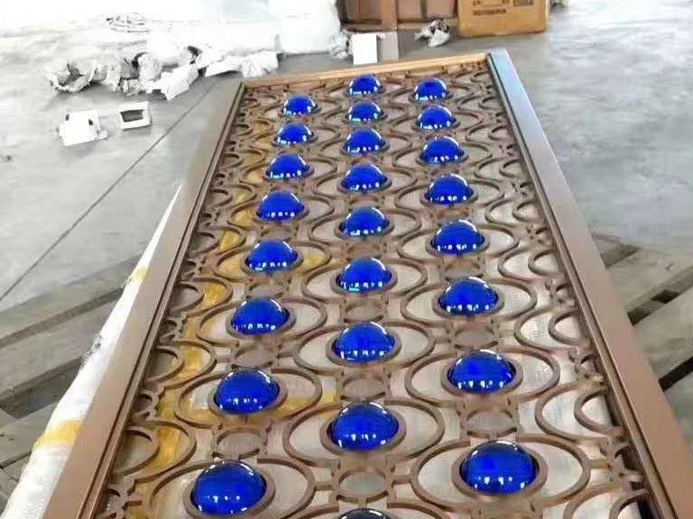 雕刻不（bú）鏽鋼屏風仿銅