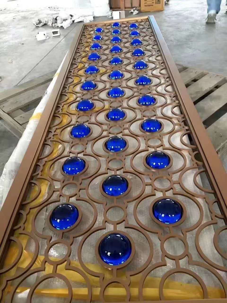 雕刻不鏽（xiù）鋼屏風（fēng）仿銅