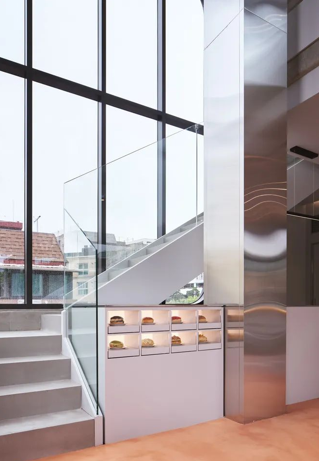 空間敘述 | 銀色為主的不鏽鋼裝飾(shì) 空間敘述 | 銀色為主的不(bú)鏽鋼(gāng)裝飾