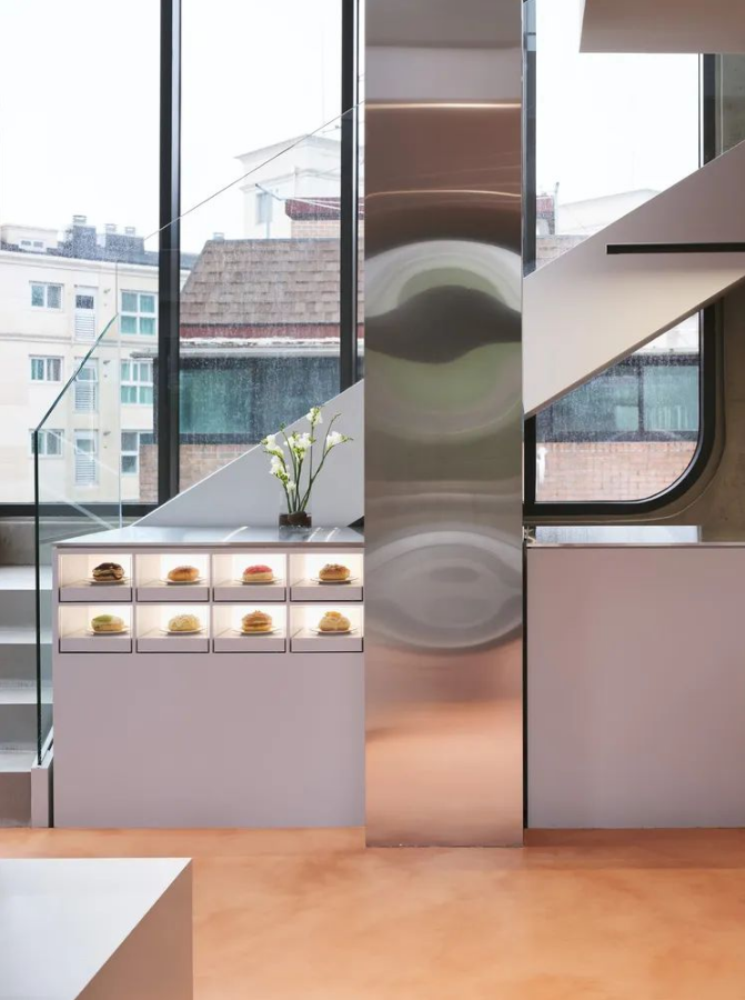 空間(jiān)敘述 | 銀色為主的(de)不鏽鋼裝飾 空間敘(xù)述 | 銀(yín)色為主的不鏽鋼裝飾