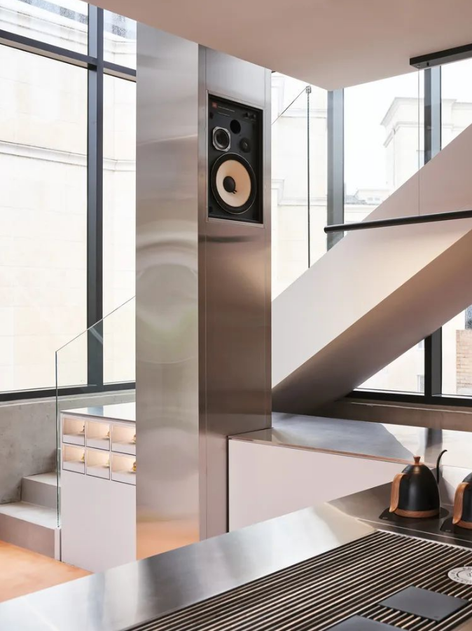 空(kōng)間敘述(shù) | 銀色為主的不鏽鋼裝飾 空間敘(xù)述 | 銀色為主的(de)不鏽鋼裝飾