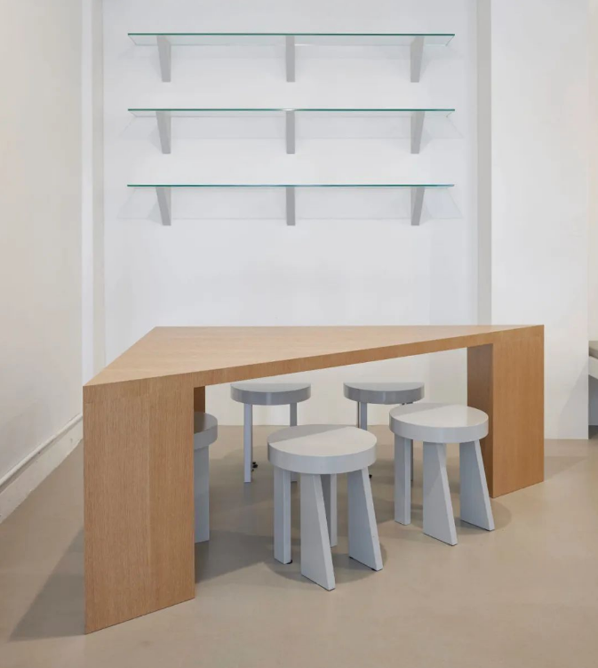 空間(jiān)敘述 | 銀色為主的不鏽鋼裝飾 空間敘述 | 銀色為主(zhǔ)的不(bú)鏽鋼(gāng)裝(zhuāng)飾